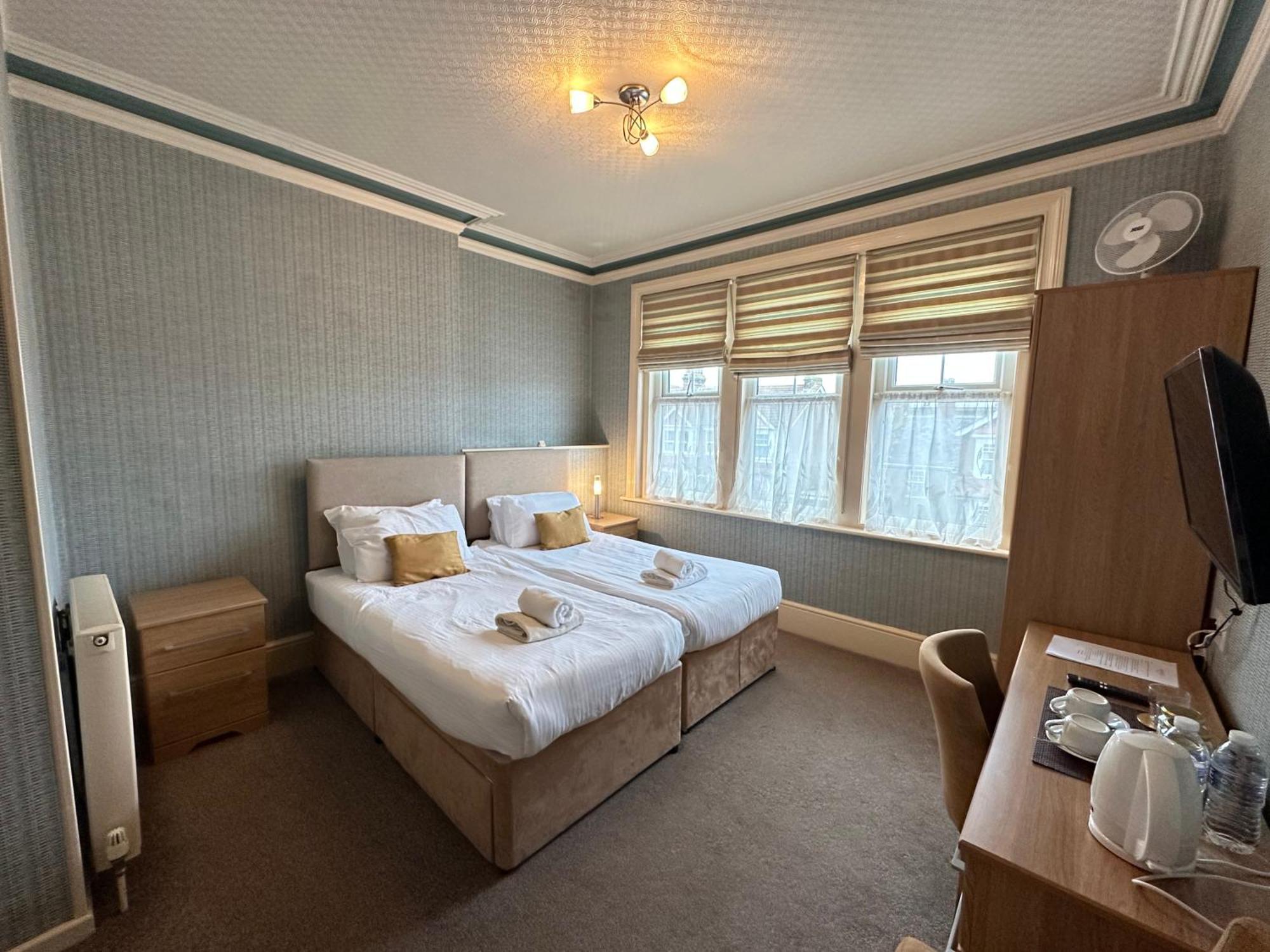 Devonia Express Hotel Eastbourne Ngoại thất bức ảnh